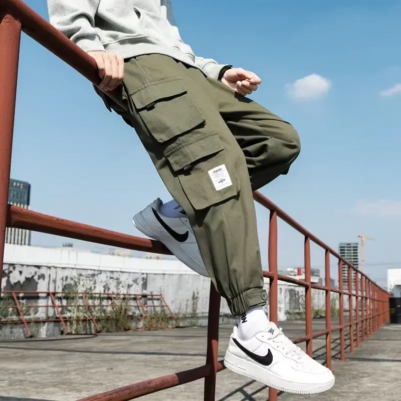 Im Mid-Season-Trend: Herren-Cargohosen
