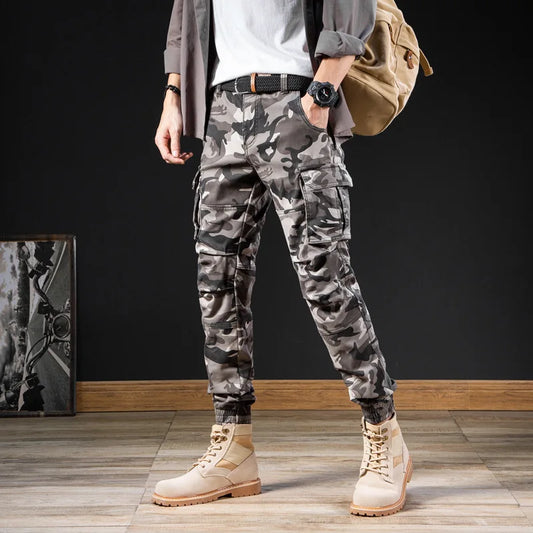 Urbaner Style: Slim-Cargo-Jeans für Herren im Camouflage-Look-
