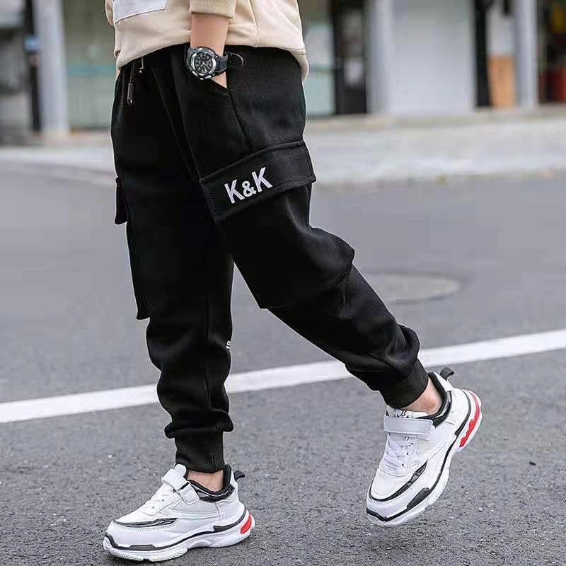 Schwarze Cargohose für Jungen mit K&K-Schriftzug-Cargo Hose -