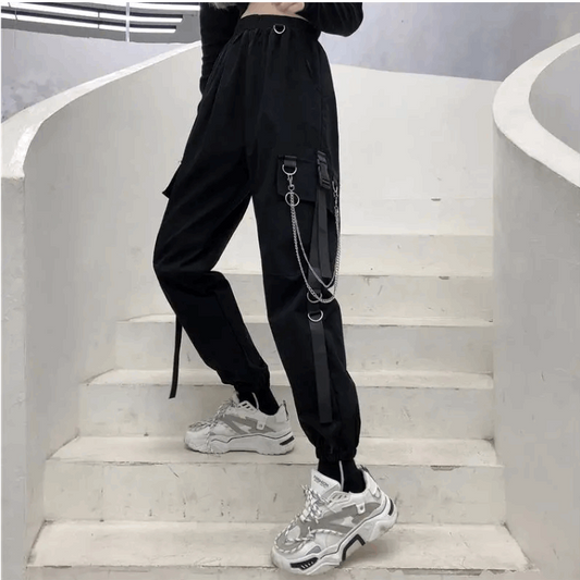 Schwarze Cargo-Hose mit Kette: Urbane Eleganz für Frauen-Cargo Hose - 2