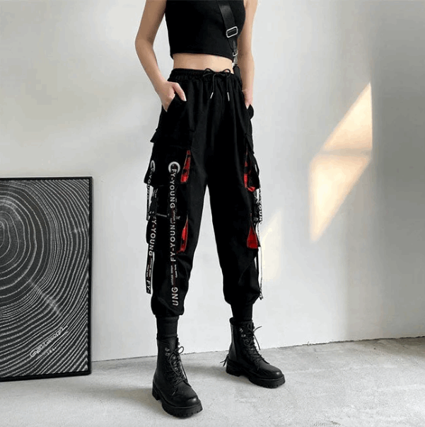 Damen-Cargohose mit Trägern und roten Details-Cargo Hose -
