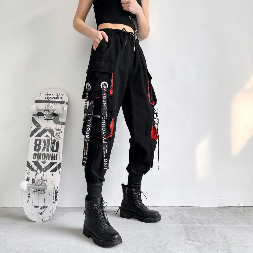Damen-Cargohose mit Trägern und roten Details-Cargo Hose -